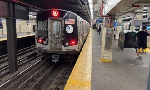 VIDEO l Miles de pasajeros, entre ellos cientos dominicanos, quedaron varados por fallas de trenes en NYC