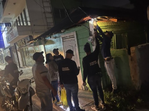 Allanamiento en San Juan: secuestran presunta cocaína, cámaras de vigilancia y armas blancas en una vivienda céntrica