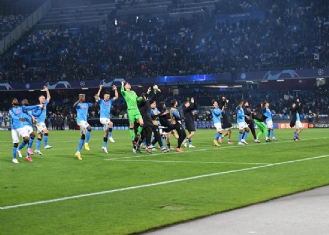 Napoli eliminó a Eintracht Frankfurt y se metió por primera vez en cuartos de la Champions League