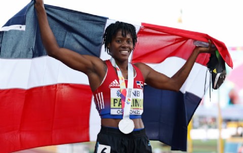 VIDEO | Marileidy Paulino arrasa en Filadelfia con su mejor marca del año