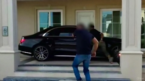 VIDEO | Tres delincuentes golpearon brutalmente a un hombre y robaron un Mercedes Benz