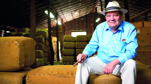 Fomentando el cáncer: productores de cigarros valoran el apoyo del presidente Abinader