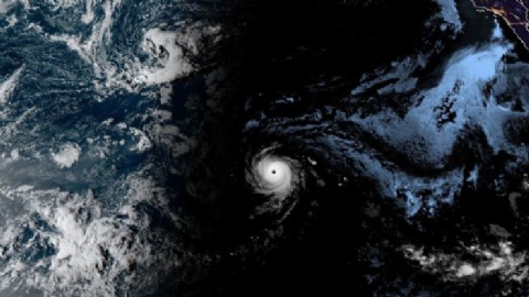 Huracán Kiko genera oleaje peligroso en Hawaii y provoca declaración de emergencia