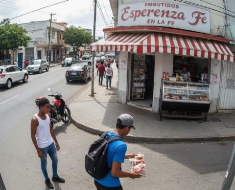 VIDEO | San Pedro de Macorís: cuatro jóvenes sustraen mercadería en un negocio de embutidos