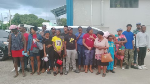 Dirección General de Migración apresó a 36 haitianos indocumentados en vehículos y los choferes huyeron en operativo