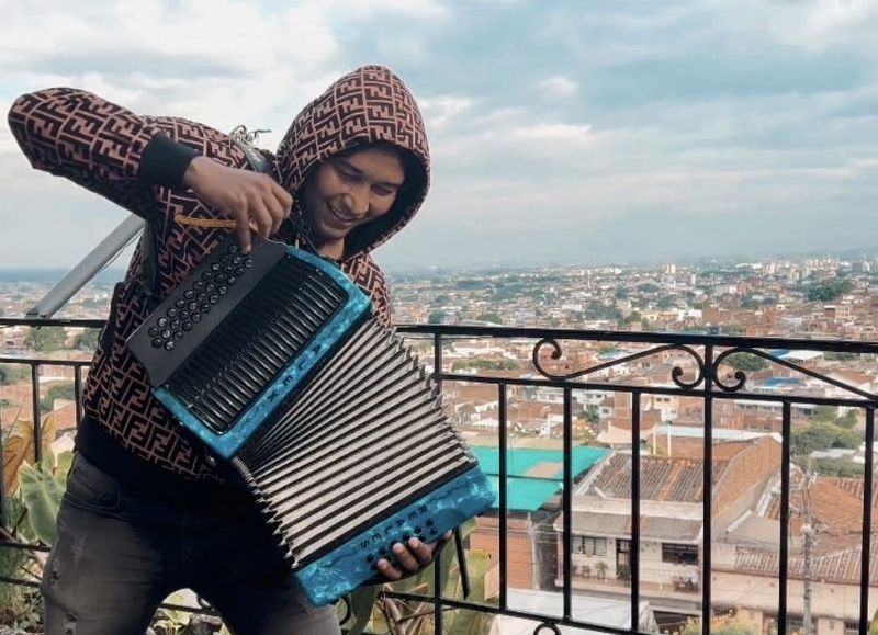 Alex Reales lanzó "La protagonista", su nueva canción con una contagiosa fusión de ritmos