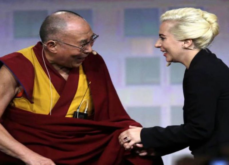 VIDEO | Aparecieron nuevas imágenes del Dalai Lama tocando la pierna de Lady Gaga