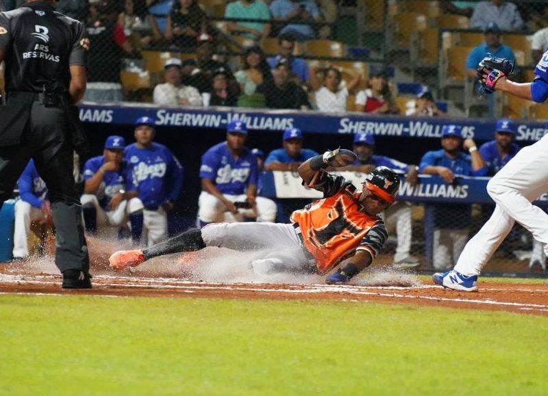 Gigantes, Aguilas y Toros ganan en el torneo beisbol dominicano.