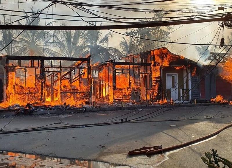 Incendio destruye bares y restaurantes en Las Terrenas