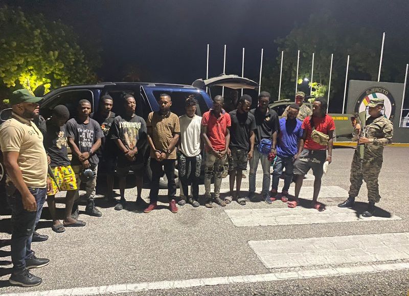VIDEO | Ejército detiene a dominicano que transportaba haitianos indocumentados