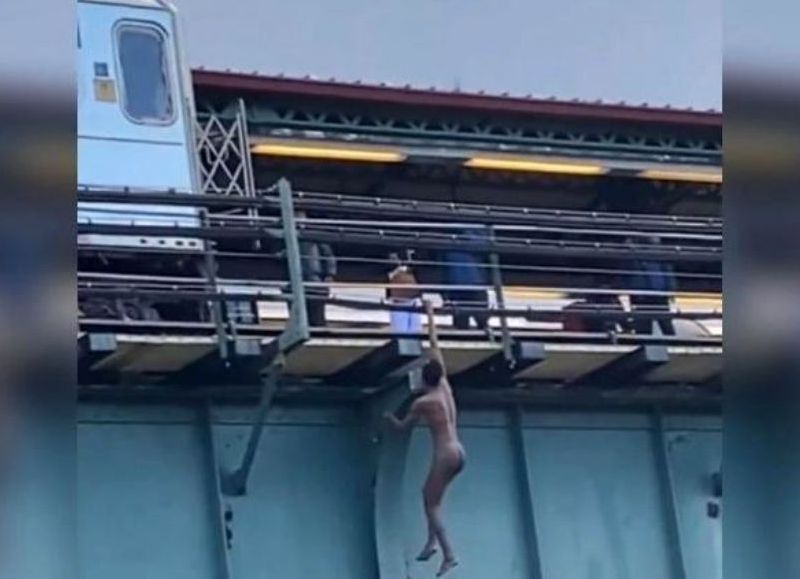 Un hombre cayó desde lo alto de las vías del metro de Nueva York tras quedar colgado desnudo
