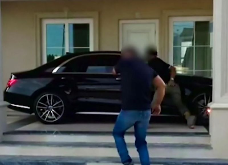 VIDEO | Tres delincuentes golpearon brutalmente a un hombre y robaron un Mercedes Benz