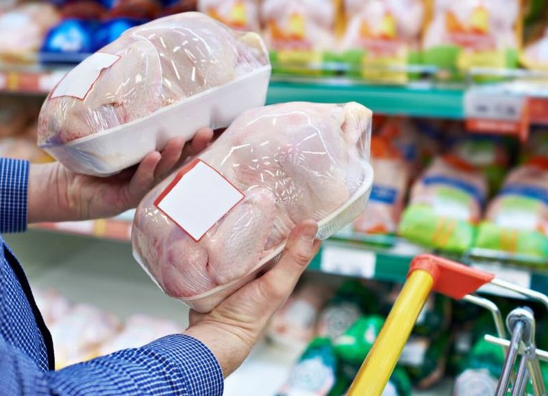 Ante la demanda de pollo fresco, limitan las ventas en los supermercados de la capital dominicana