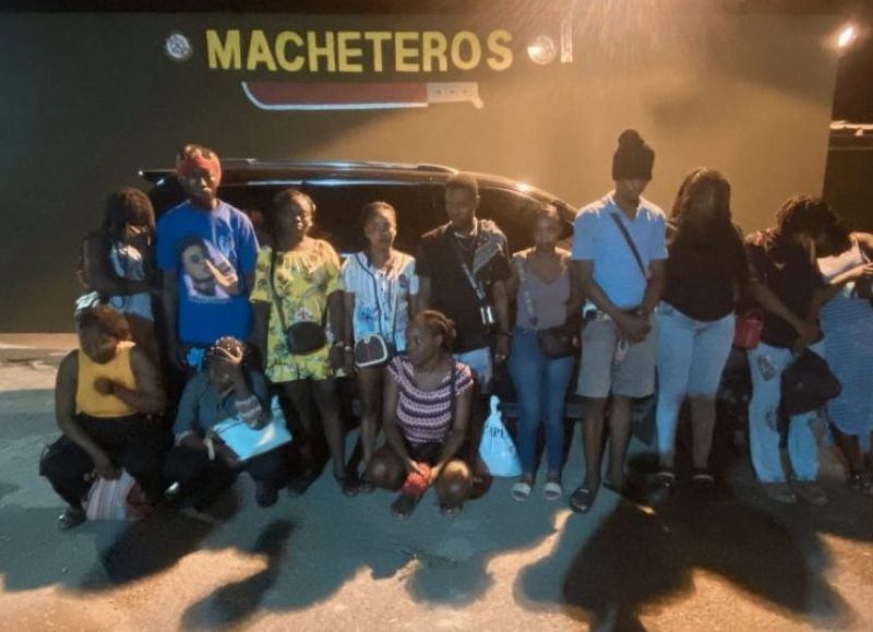 Detienen a dos conductores con 16 migrantes haitianos irregulares en Valverde
